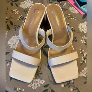 Comfort Foam Nola Off White Block Heels. Size 10 Medium. NIB.